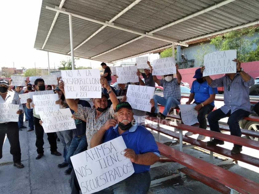 Monclova, Coahuila, 4 de agosto de 2022.-Obreros de la planta dos de Altos Hornos de México (AHMSA) de 60 o más años de edad realizaron una manifestación en las instalaciones del sindicato y una marcha hasta las siderúrgica, para exigir que se les respete el retiro voluntario.