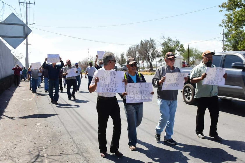 Monclova, Coahuila, 4 de agosto de 2022.-Obreros de la planta dos de Altos Hornos de México (AHMSA) de 60 o más años de edad realizaron una manifestación en las instalaciones del sindicato y una marcha hasta las siderúrgica, para exigir que se les respete el retiro voluntario.