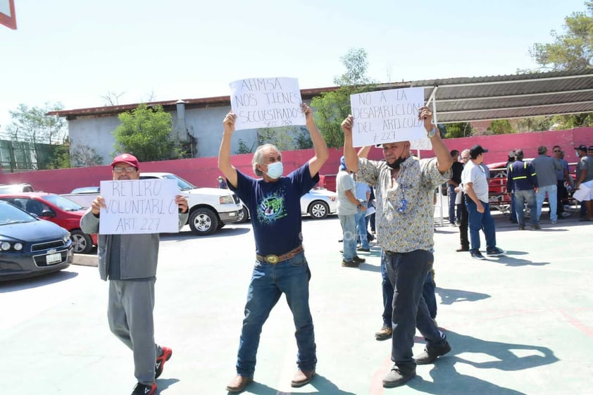 Monclova, Coahuila, 4 de agosto de 2022.-Obreros de la planta dos de Altos Hornos de México (AHMSA) de 60 o más años de edad realizaron una manifestación en las instalaciones del sindicato y una marcha hasta las siderúrgica, para exigir que se les respete el retiro voluntario.