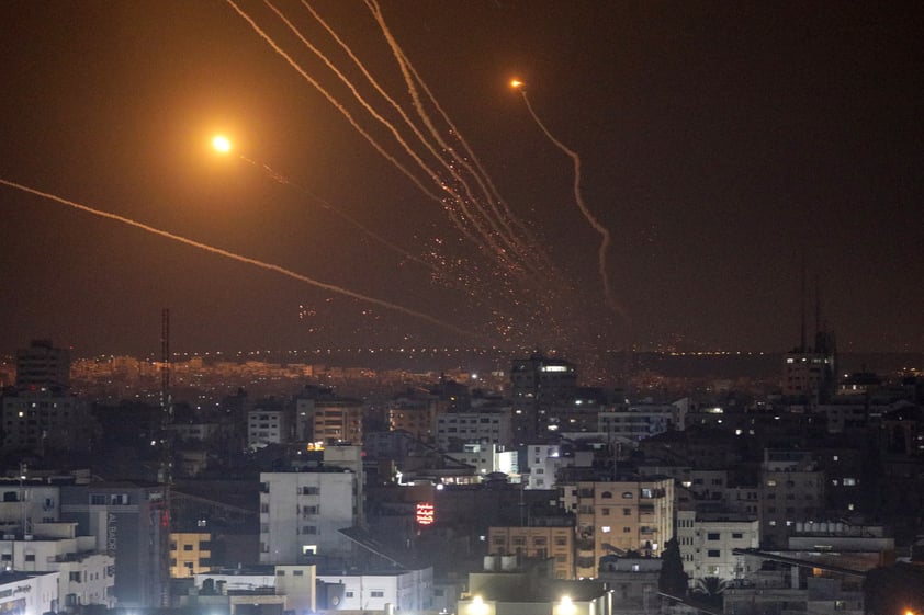 Bombardeos de Israel dejan al menos 10 muertos y más de 70 heridos en Gaza, fuerzas palestinas lanzan cohetes