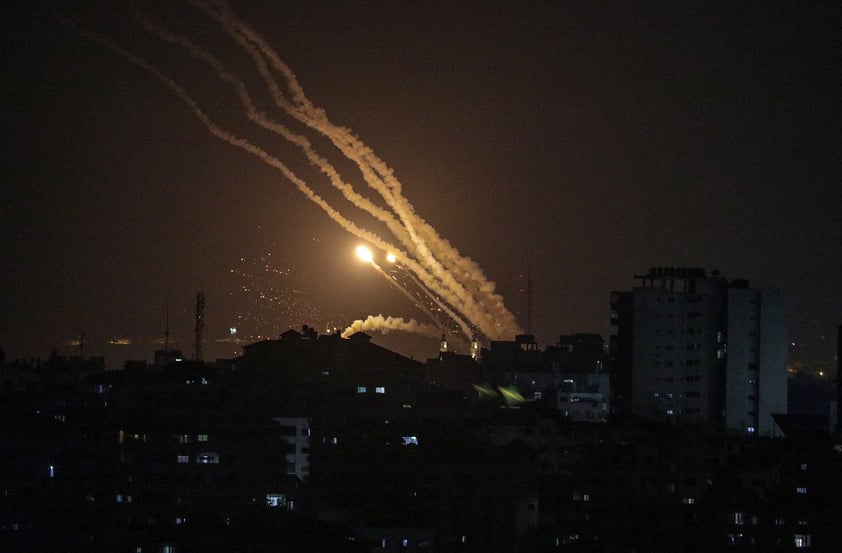 Bombardeos de Israel dejan al menos 10 muertos y más de 70 heridos en Gaza, fuerzas palestinas lanzan cohetes