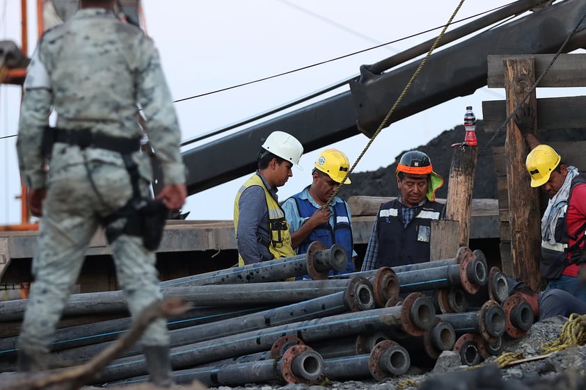 Ingresa dron submarino a mina en Sabinas, retiran pilotes de madera que obstruyen paso