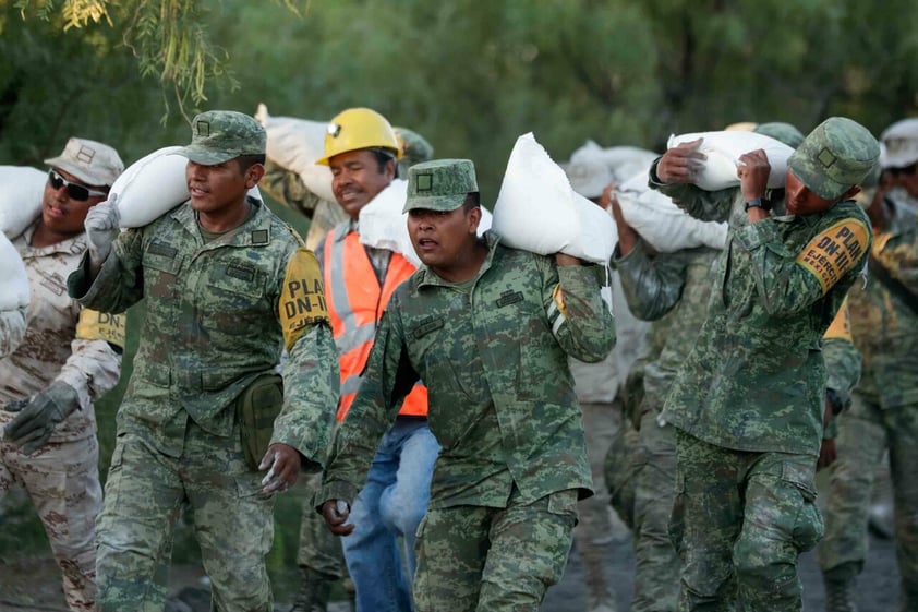 Ingresa dron submarino a mina en Sabinas, retiran pilotes de madera que obstruyen paso