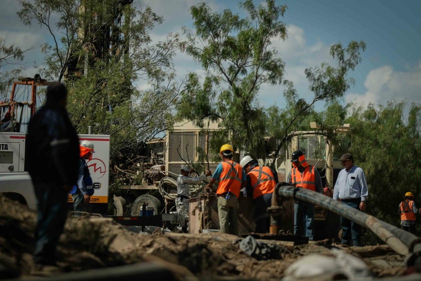 Ingresa dron submarino a mina en Sabinas, retiran pilotes de madera que obstruyen paso