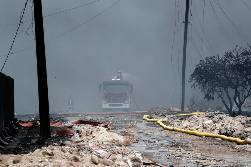 Amaina incendio de depósitos de combustible en Cuba