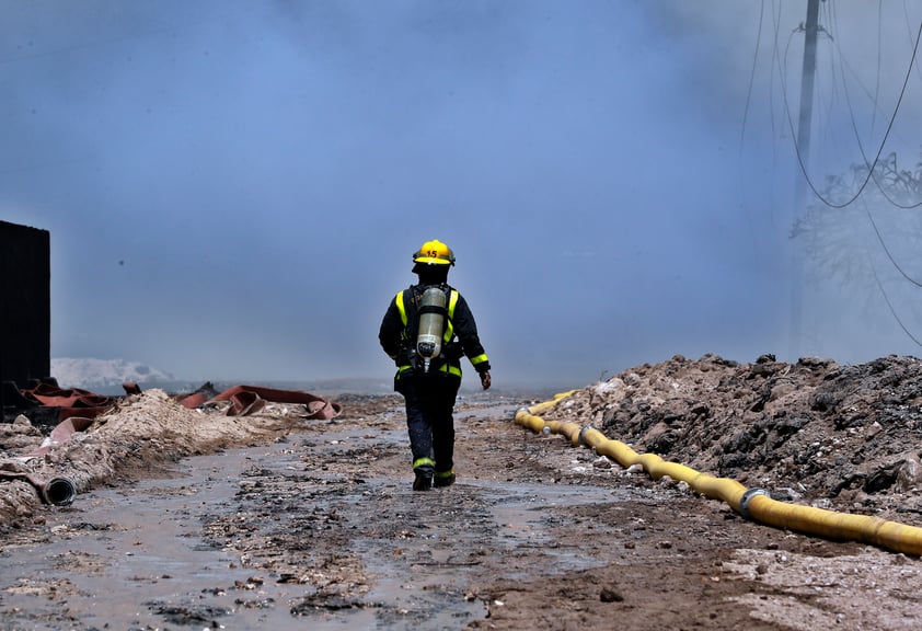 Amaina incendio de depósitos de combustible en Cuba