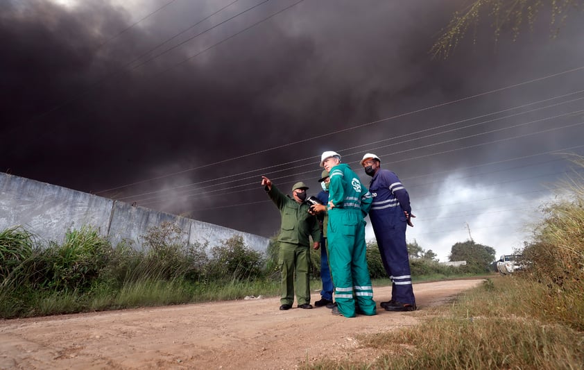 Amaina incendio de depósitos de combustible en Cuba