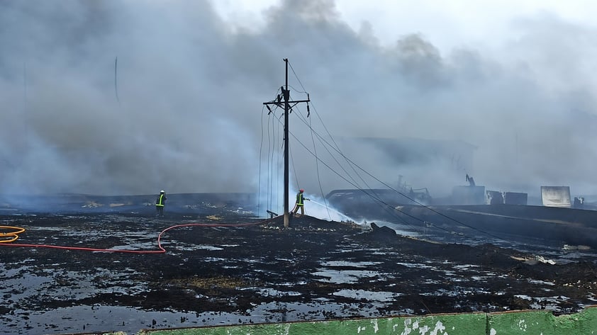 Amaina incendio de depósitos de combustible en Cuba