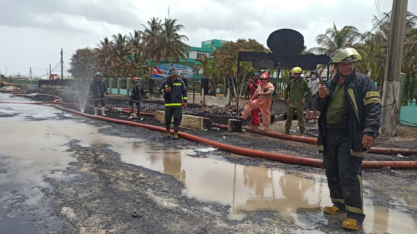 Amaina incendio de depósitos de combustible en Cuba