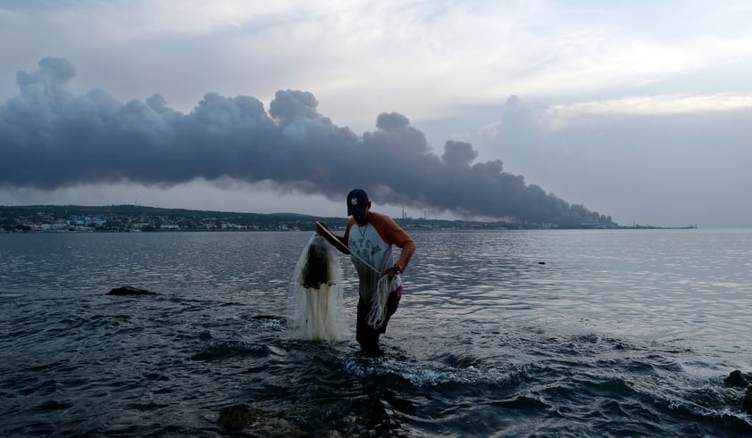 Amaina incendio de depósitos de combustible en Cuba