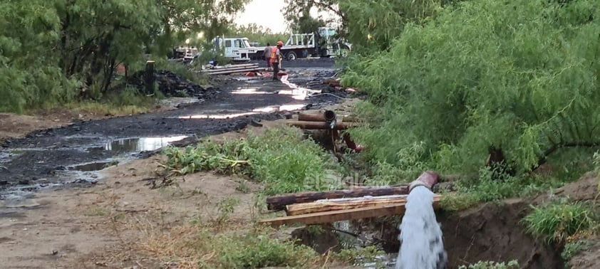 Bombas no han dejado de extraer agua día y noche de mina donde están atrapados diez trabajadores en Sabinas, Coahuila.

Por otra parte, poco antes de las 6 de la tarde comenzó a caer una tormenta eléctrica que provocó varios encharcamientos en las inmediaciones y dentro de la zona