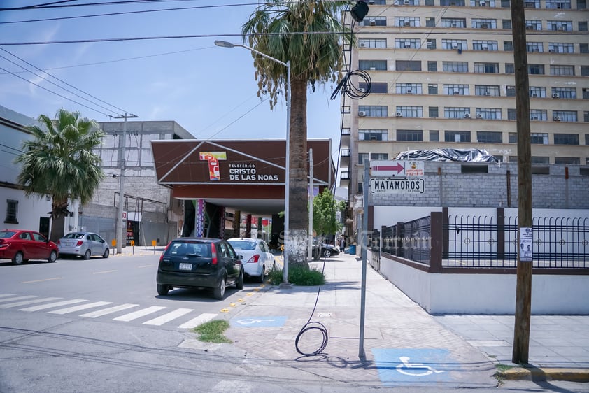 En el suelo. En la calle Treviño, donde se ubica el Teleférico de Torreón, los asistentes a este concurrido paseo se topan con cables que cuelgan y llegan al piso, lo que sin duda representa un peligro.