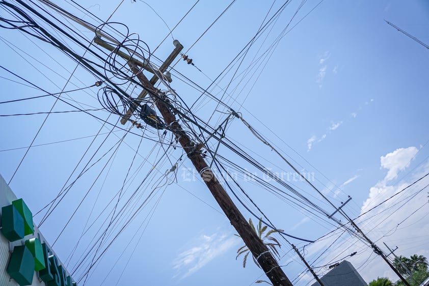 Mala imagen. A la altura de la Acuña, hay un poste con cables enrollados, atados, colgados, unos sobre todos, en un completo desorden visual.