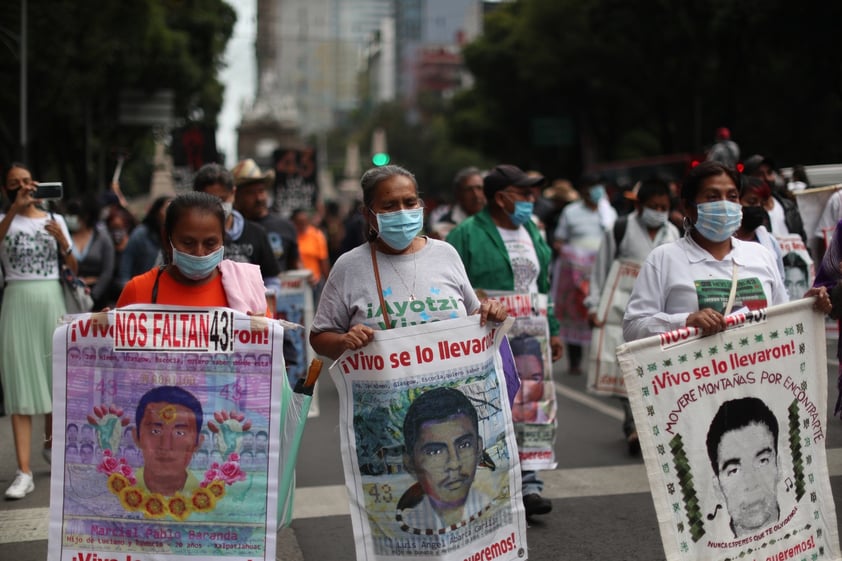 Padres de los 43 de Ayotzinapa exigen pruebas 'científicas' sobre muerte de normalistas