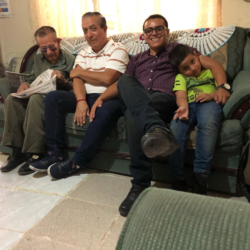 Hernán, en una linda imagen de cuatro generaciones con su abuelo y su bisabuelo Francisco.