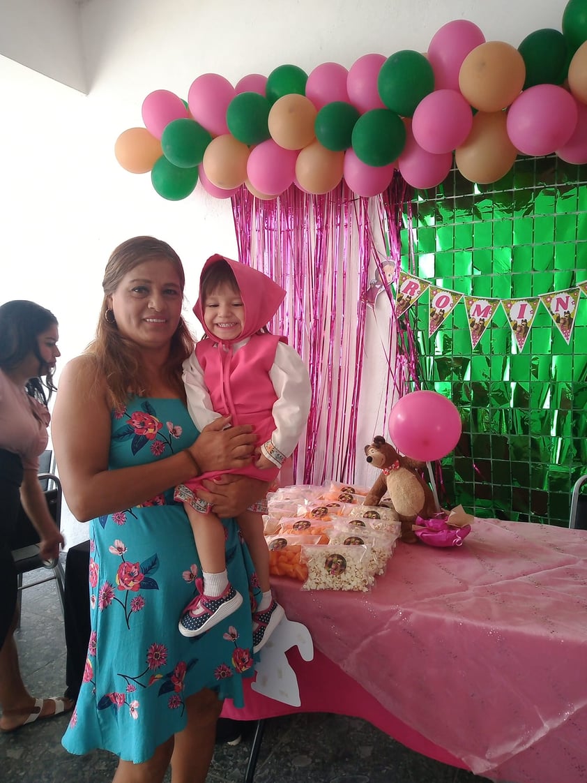 Mely acompañando a su nieta Romina en su cumpleaños.