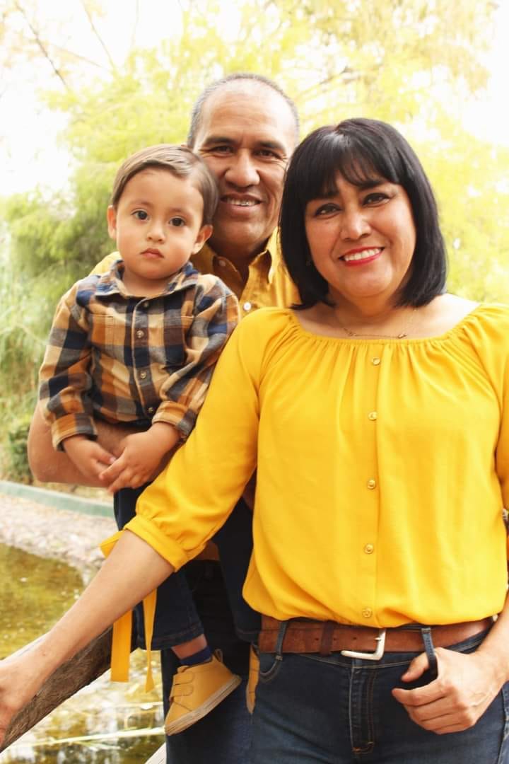 Abuelos Julio y Cony, disfrutando los momentos con su nieto Caleb.