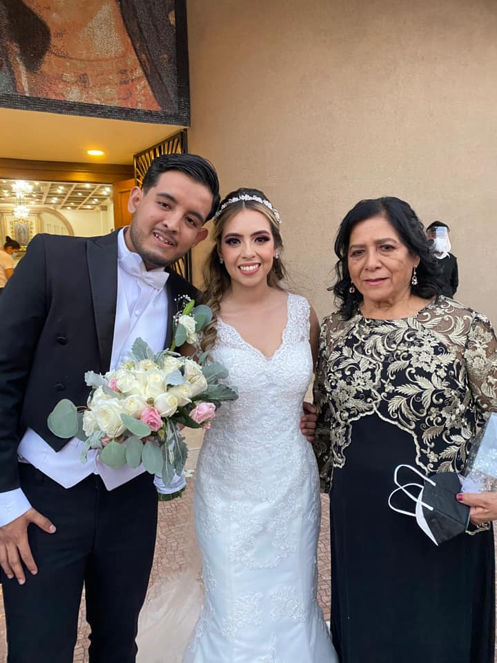 Ana, feliz de contar con su amada abuelita el día de su boda.