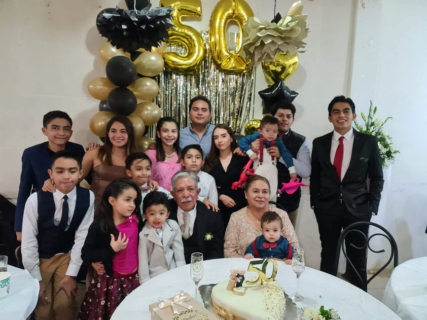 Abuelitos de la familia Torres Cázares en su 50 aniversario de bodas.