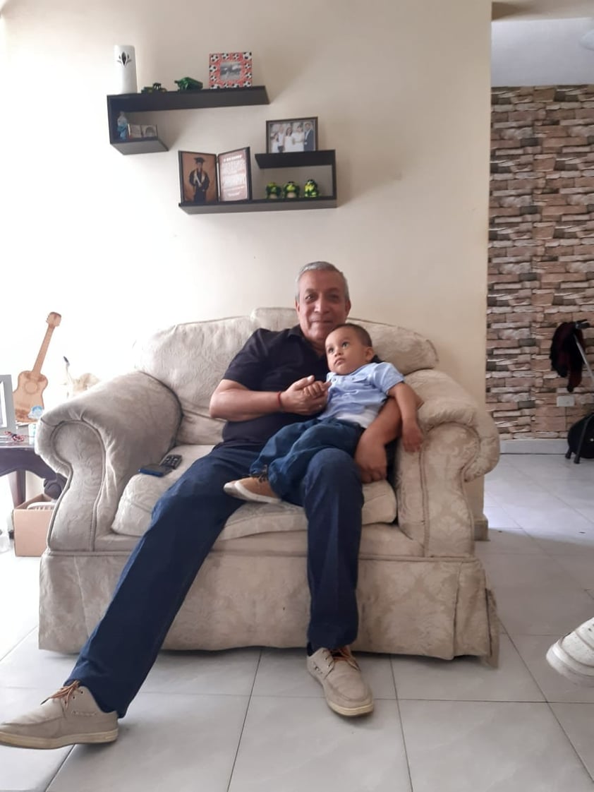 Francisco, un abuelo muy consentidor con su nieto Elián.