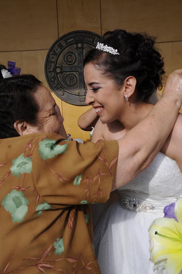 Mayra, en un hermoso momento con su abuelita Florencia.