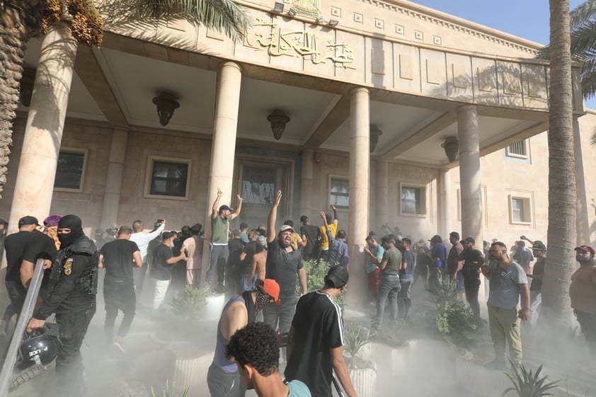 Mueren al menos 12 durante protestas por retirada del clérigo Muqtada al Sadr en Irak