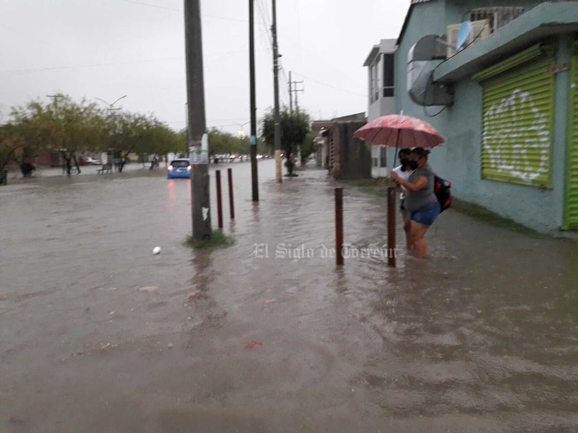 Como pudieron, laguneros salieron a cumplir con sus actividades.