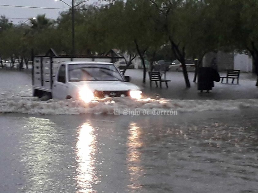 El agua afectó el tránsito.