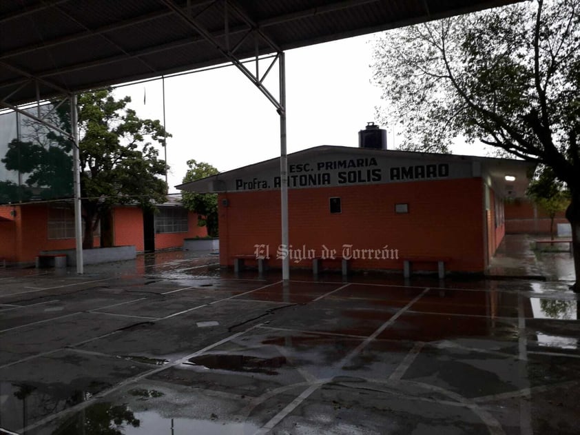 El clima alejó a varios alumnos laguneros de las aulas.