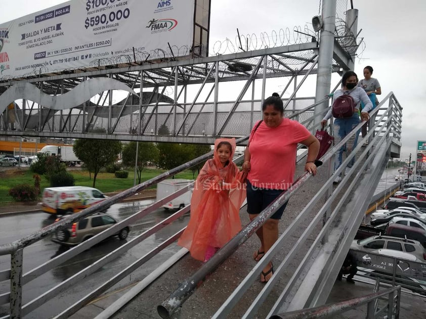 La lluvia no detuvo a familias que buscaron acudir a la vacunación antiCOVID en Gómez Palacio.