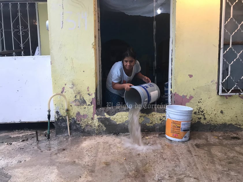 El agua ingresó a viviendas en Torreón.