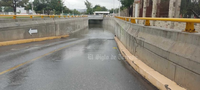 Desnivel con varios metros de agua en Lerdo.