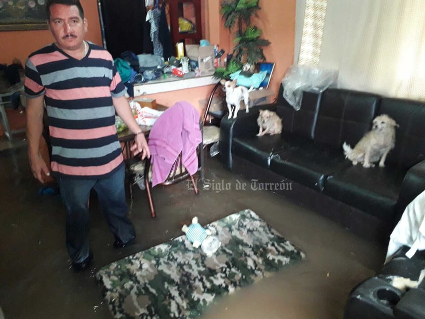 En la colonia El Amigo, de Gómez Palacio, el agua ingresó a las viviendas.