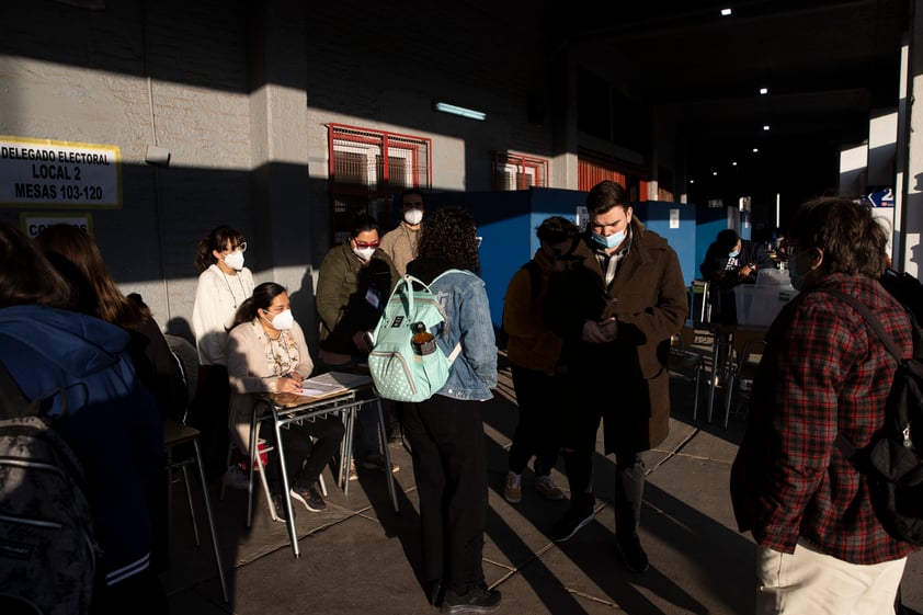 Abren en Chile centros de votación para nueva Constitución