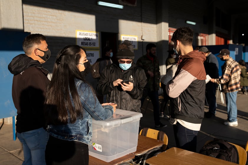 Abren en Chile centros de votación para nueva Constitución