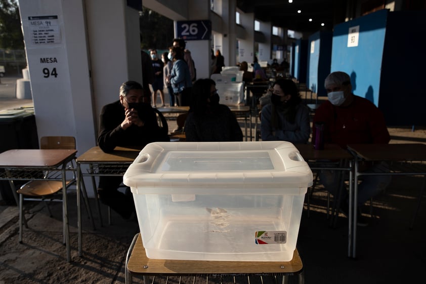 Abren en Chile centros de votación para nueva Constitución