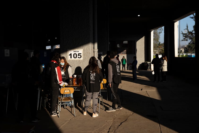 Abren en Chile centros de votación para nueva Constitución