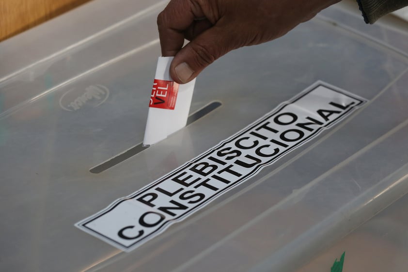 Abren en Chile centros de votación para nueva Constitución