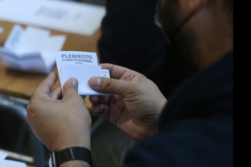 Abren en Chile centros de votación para nueva Constitución