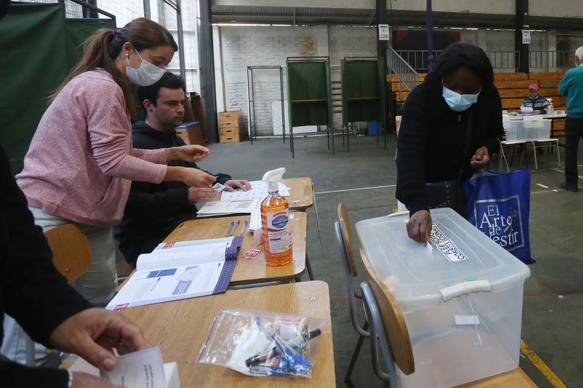 Abren en Chile centros de votación para nueva Constitución