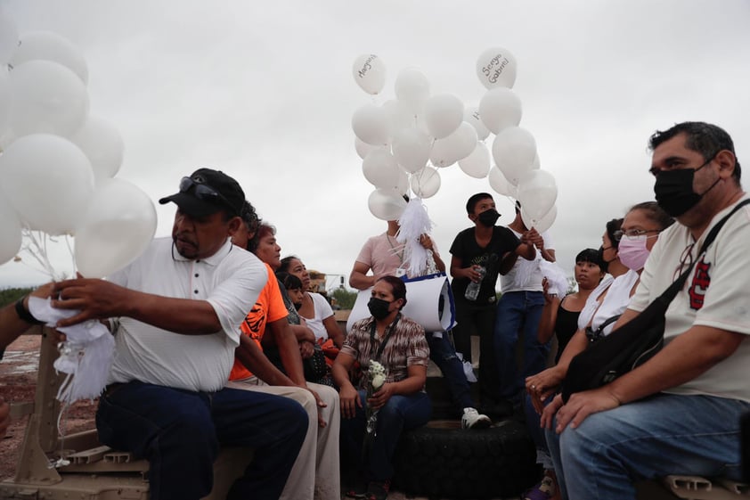 Familia de los 10 mineros atrapados en Sabinas se despiden con misa