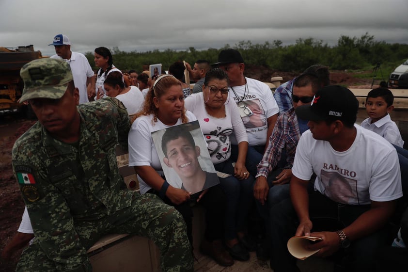 Familia de los 10 mineros atrapados en Sabinas se despiden con misa