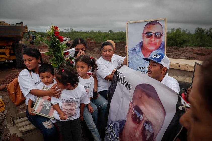 Familia de los 10 mineros atrapados en Sabinas se despiden con misa