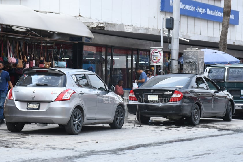 Bloquean paso peatonal. Hay quienes siempre prefieren estacionarse en lugares que no están permitidos, impidiendo que los ciudadanos caminen libremente por donde deberían.