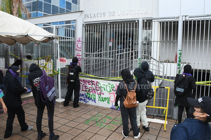 Toman Palacio de Justicia en Gómez Palacio para exigir mejor trato a mujeres