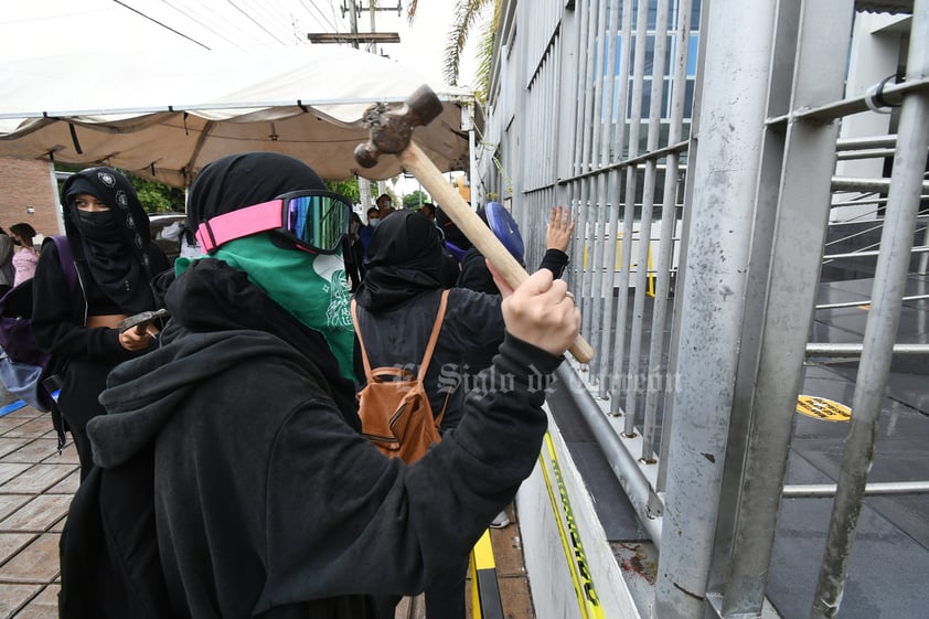 Toman Palacio de Justicia en Gómez Palacio para exigir mejor trato a mujeres