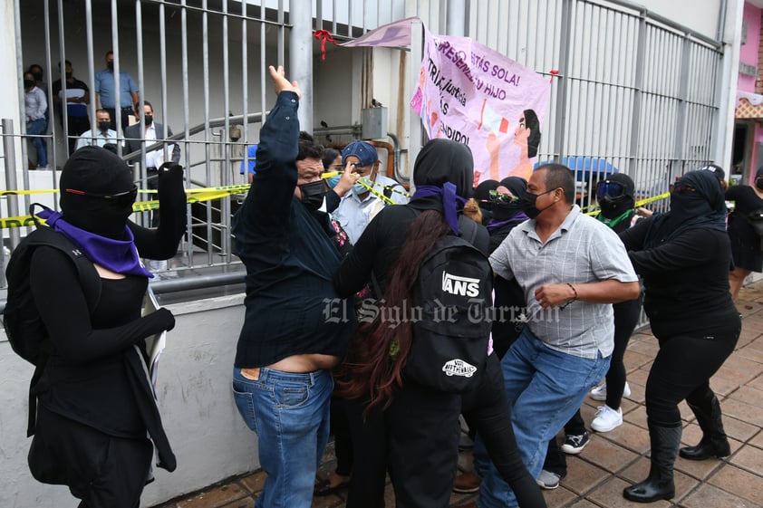 Toman Palacio de Justicia en Gómez Palacio para exigir mejor trato a mujeres