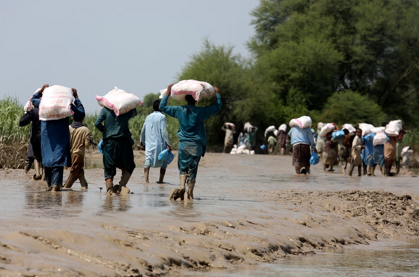 Rescatan a personas atrapadas por inundaciones en Pakistán, cientos han muerto desde junio