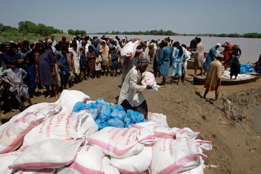 Rescatan a personas atrapadas por inundaciones en Pakistán, cientos han muerto desde junio