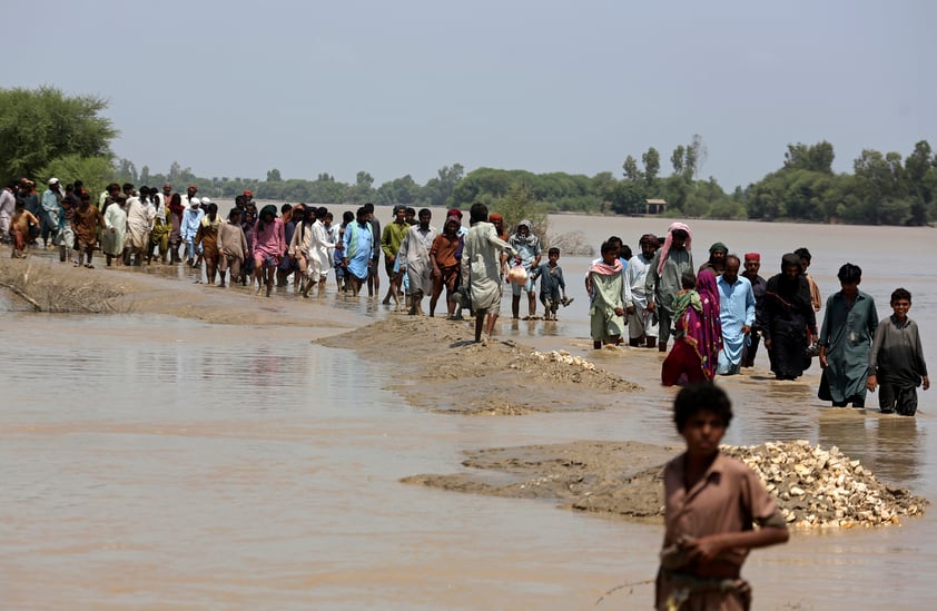 Rescatan a personas atrapadas por inundaciones en Pakistán, cientos han muerto desde junio